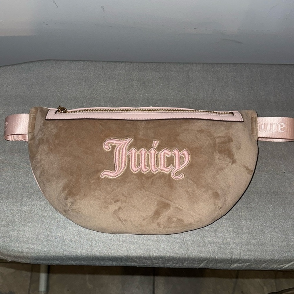 #218 Queen of everything fanny pack, café/powder blush